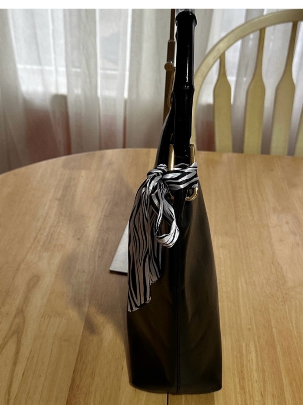 Gucci Black Leather Shoulder Bag with Zebra-Print Scarf - Picture 10 of 11